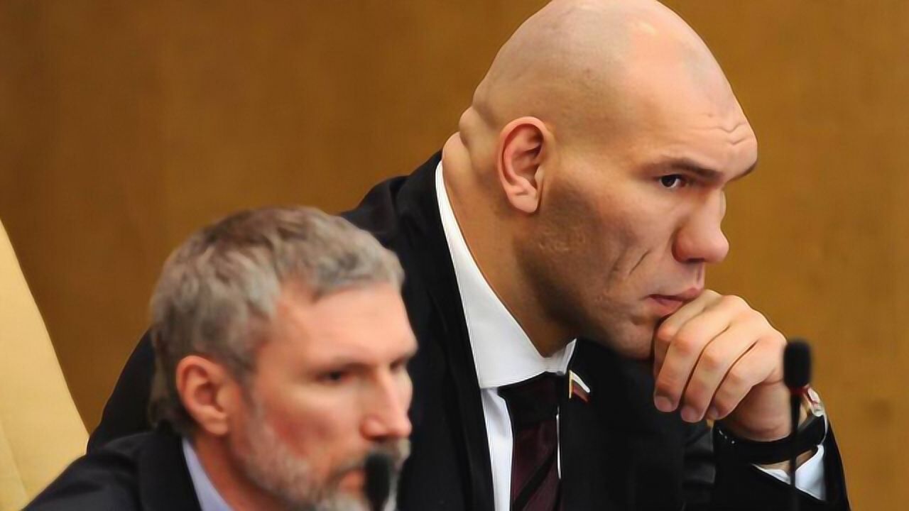 瓦鲁耶夫2米13的重量级拳击手却只能靠身材优势混饭吃