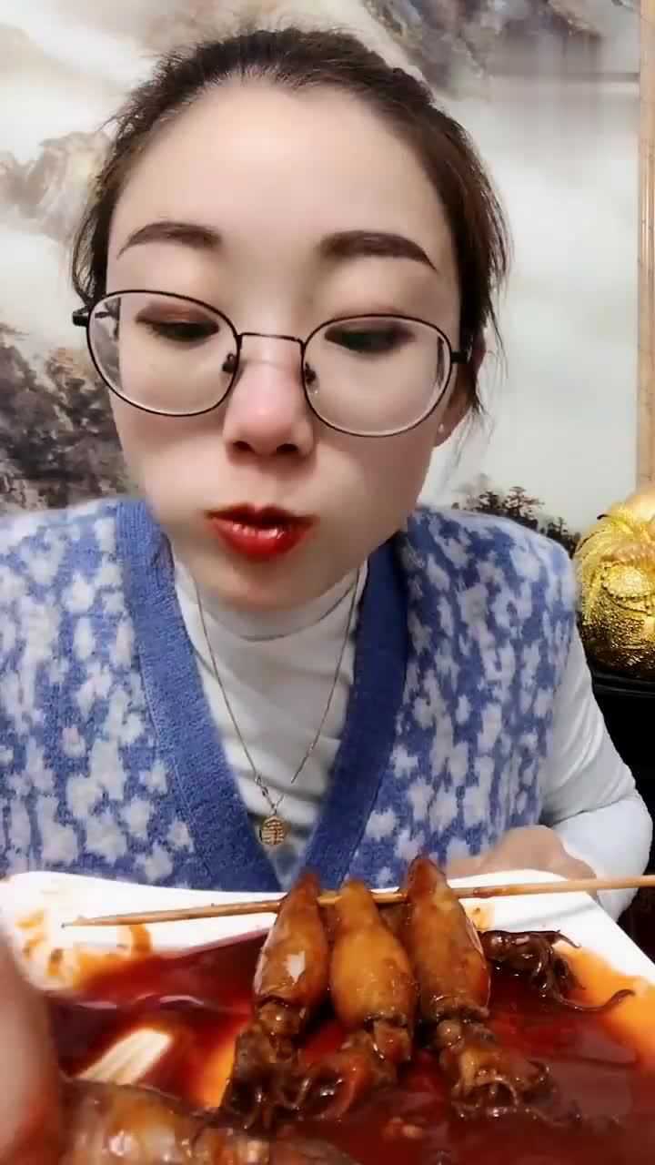 美女直播吃酱爆海兔,一大口下去太爽了,网友:这是什么神仙美味