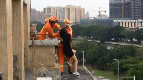 实拍：女子欲跳楼不听消防民警劝解 救援人员采取强制措施救人