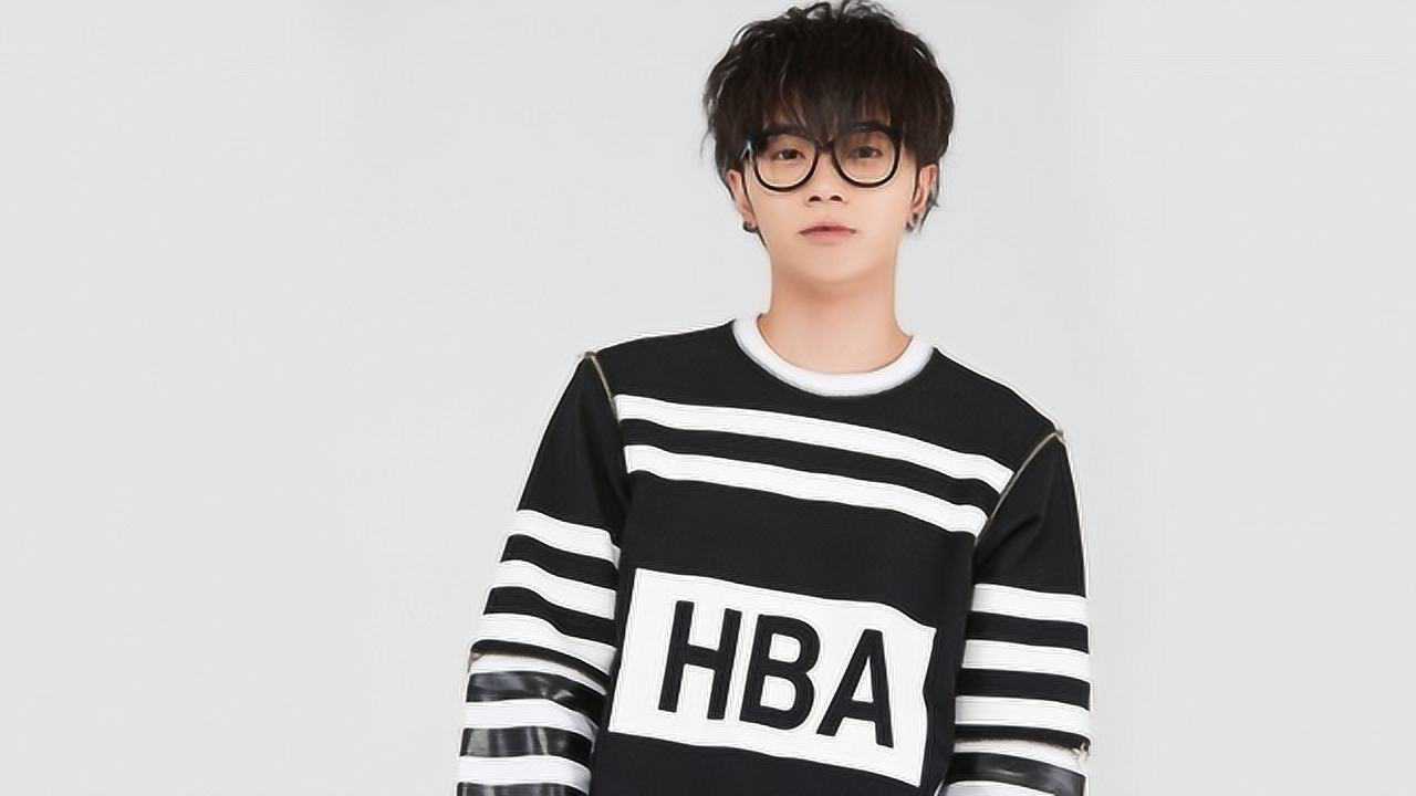 演唱歌曲的华晨宇，瞬间点燃全场，太炸了_高清
