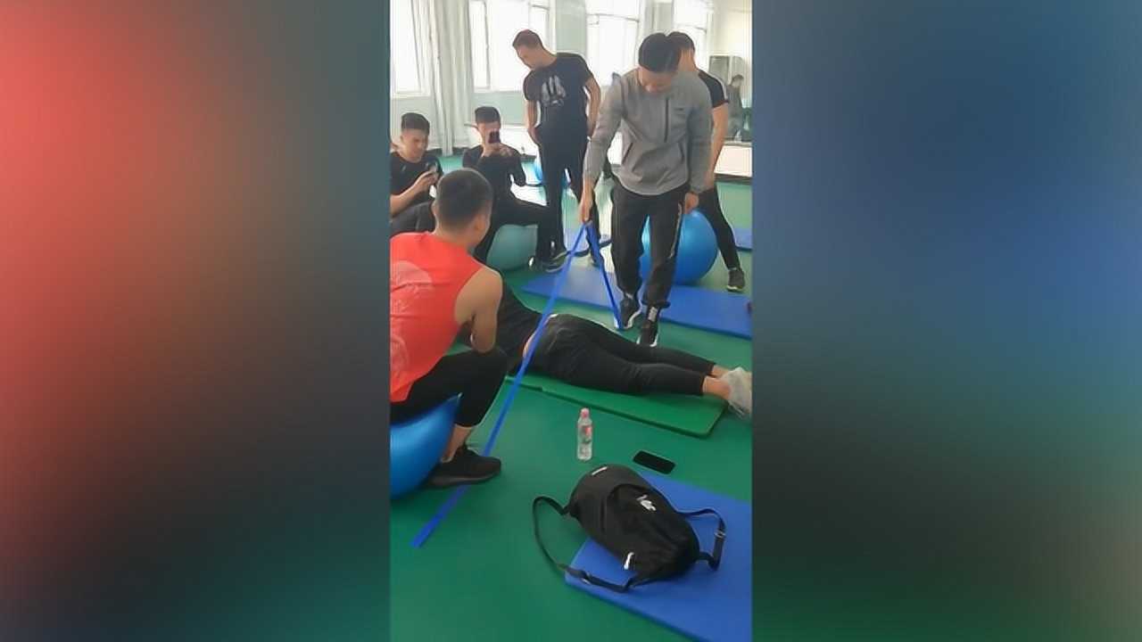 舞蹈班上课迟到的惩罚，隔着屏幕都觉得痛，可怕！_高清