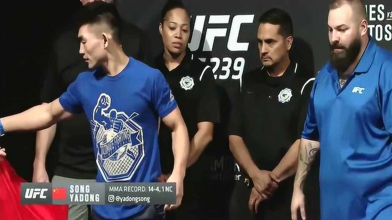 ufc239賽前中國選手宋亞東身披國旗登場秀滿身肌肉