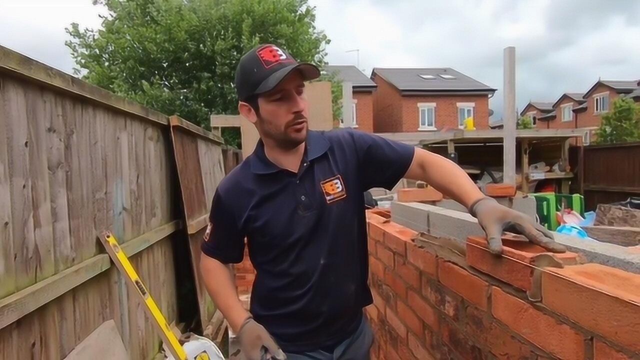 看看德国建筑工人是怎样用砖砌单边墙的,国内工人真应该学习