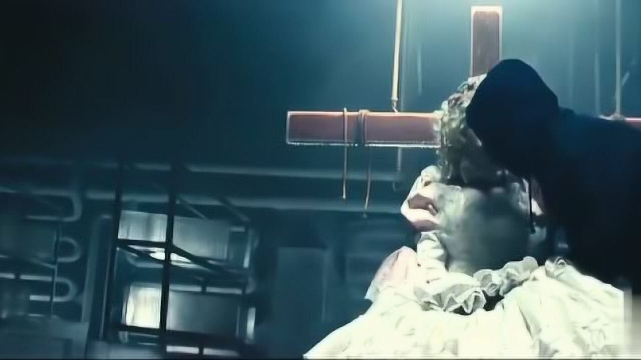 美女被变态凶手杀死，又被凶手装扮成这副模样_高清