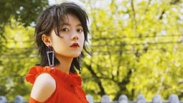 16岁“林妙妙”赵今麦登杂志,穿高跟鞋化起浓妆,和剧里两个样