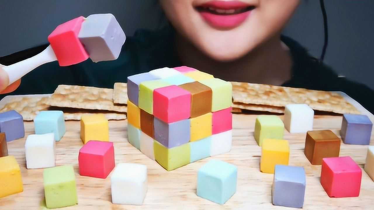 小姐姐用"奶酪"块堆起了魔方,五颜六色小巧可爱,既美味又营养