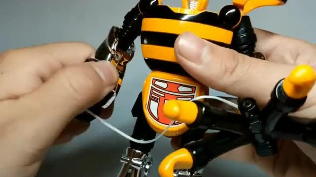 蜘蛛侦探是铁甲小宝当中变身最受罪的,头部要掰开腿才能出来1