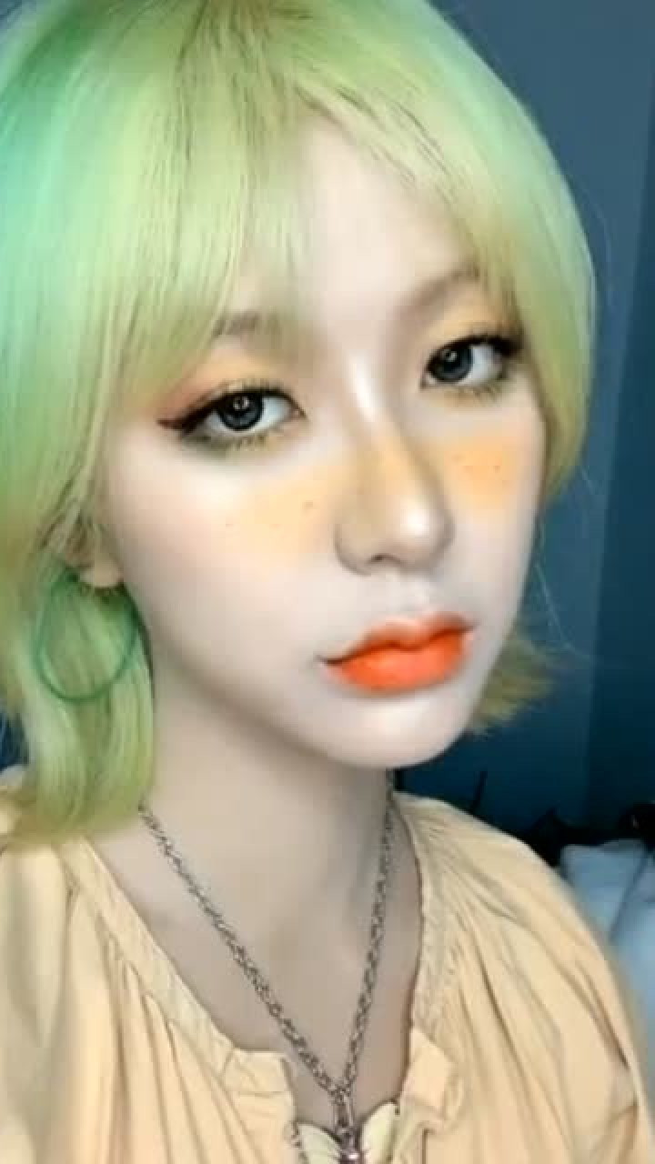 女孩画夏日向日葵妆容太好看不料关注点都在她的头发上