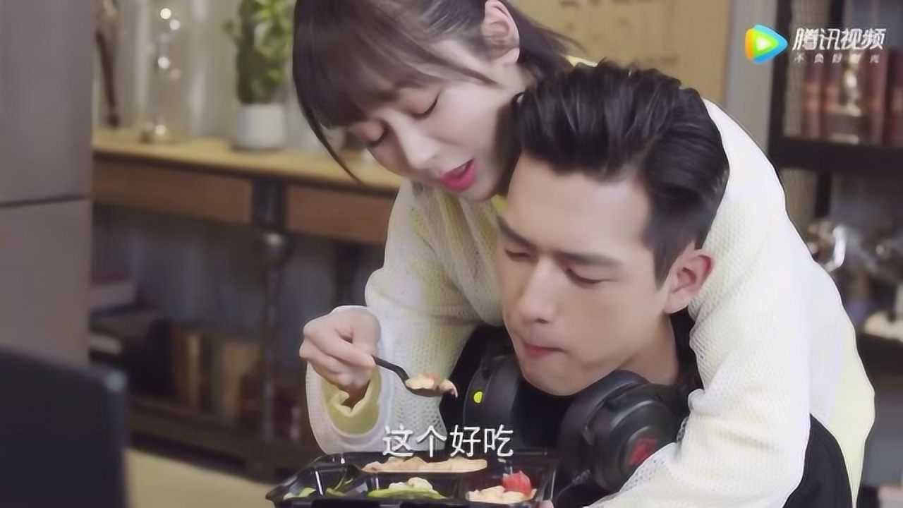 佟年甜蜜喂饭韩商言很恩爱的一对情侣