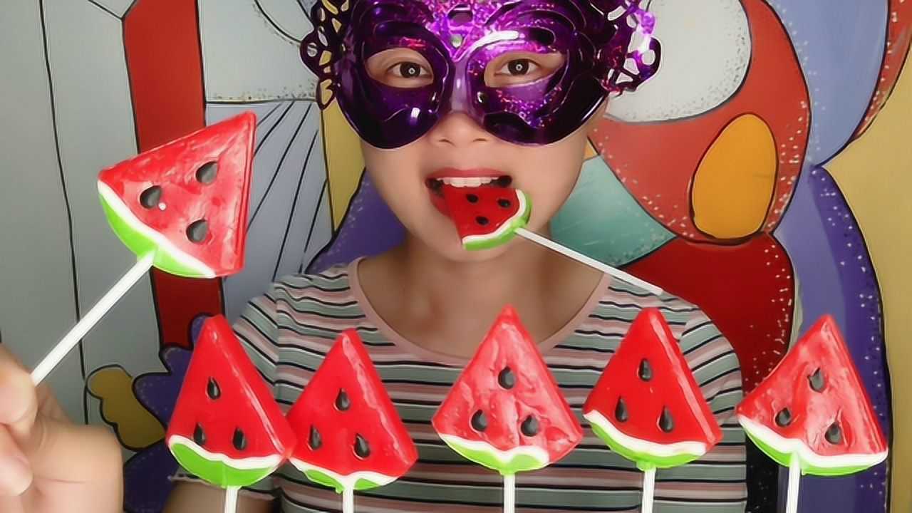 小姐姐吃西瓜片棒棒糖趣味糖果好逼真香甜味美嘎吱脆