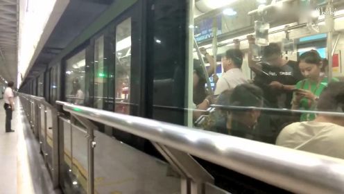 上海地铁2号线：阿尔斯通列车“青鱼”出站！