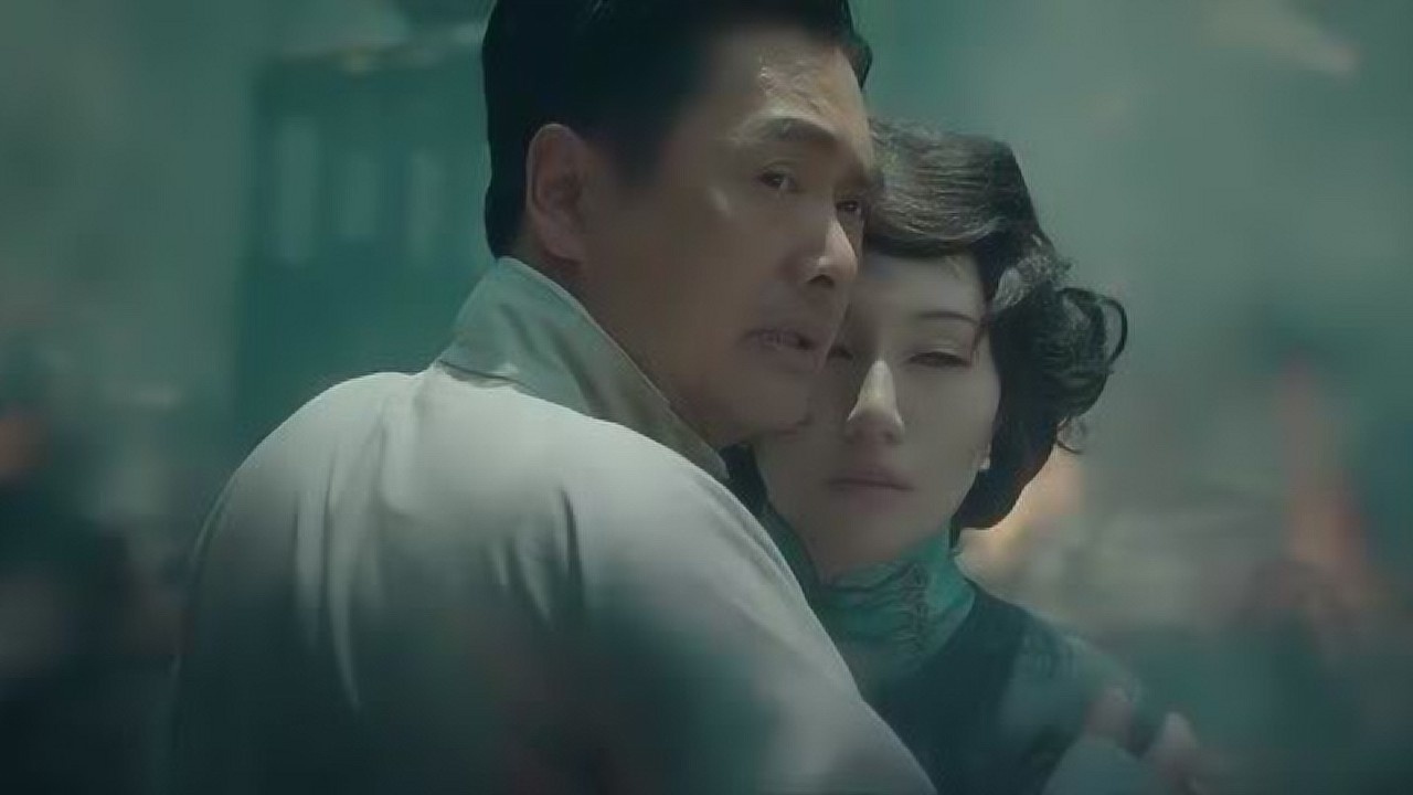 大上海周润发抱着袁泉喜极而泣不料袁泉丈夫就在后边看着