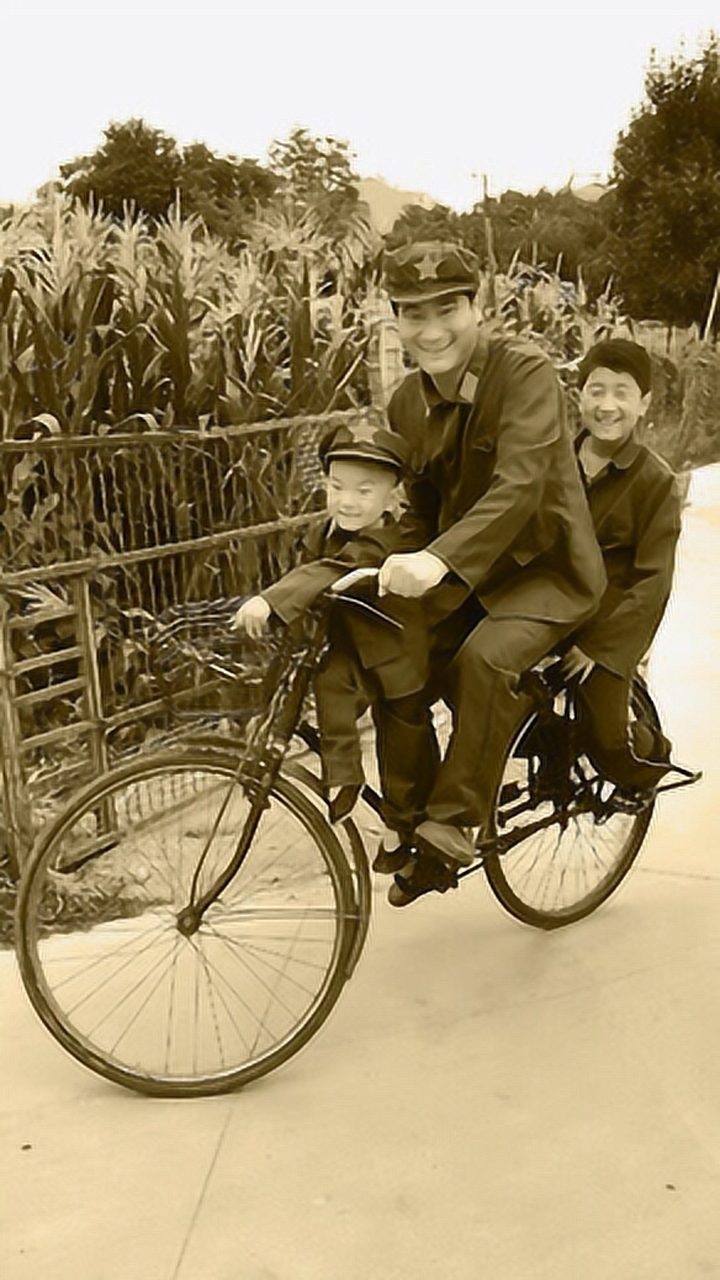 80后童年回忆小时候爸骑大梁自行车带我们玩特开心