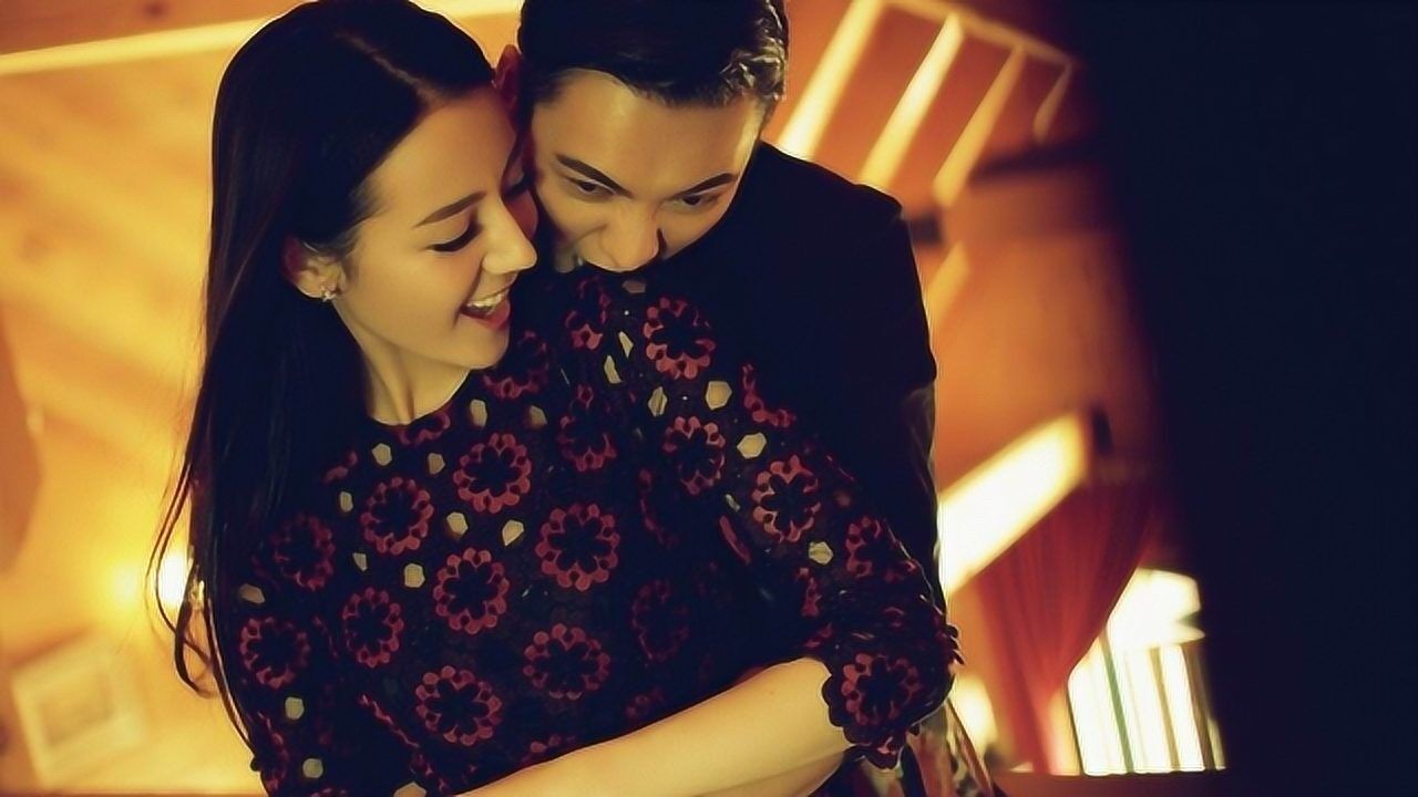 迪丽热巴低胸装大秀事业线却发现张艺兴手不老实男神形象崩塌