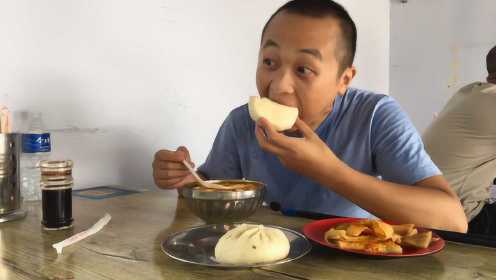 还是河南老家的胡辣汤最正宗，麻辣爽口，配着大包子吃，真过瘾