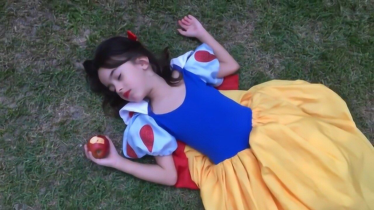 白雪公主吃了毒苹果晕倒在地,最后竟被一只狗吻醒,太奇怪了_腾讯视频