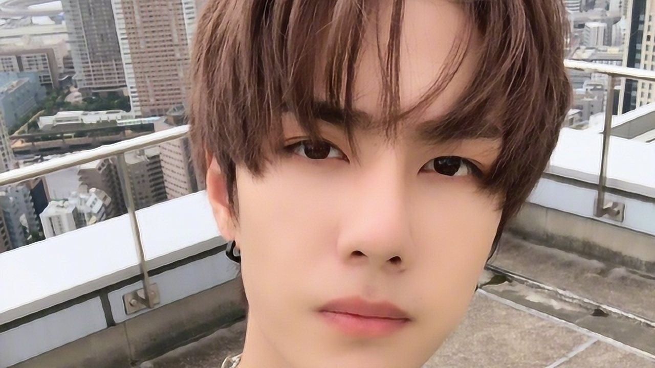 有种惊艳叫王一博戴眼镜,本以为单眼皮不好看,看到照片后打脸了