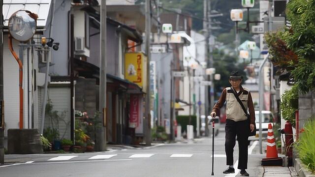 日本老人快要领不上养老金?年轻人缴费大减,收入来源全没了?