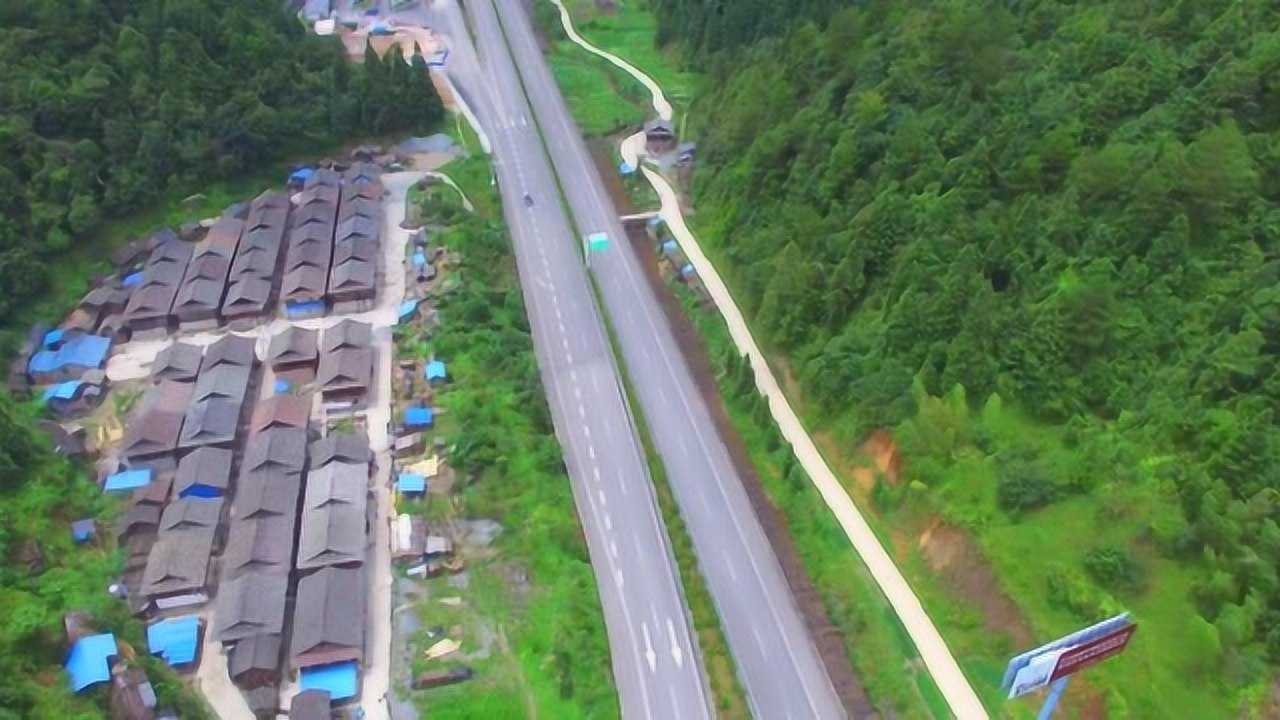 高速公路经过贵州一个小村庄,从这上高速很近,交通太方便了