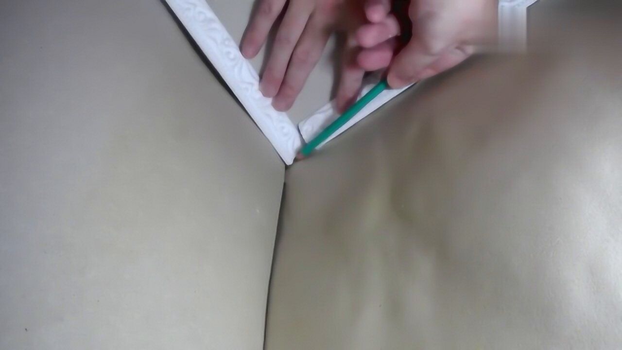 天花板上贴石膏线碰到阴角老师傅教你秘诀切割石膏阴角线超服帖