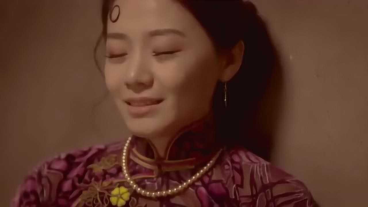 美女怀孕，主动让男子摸她肚子，男子还不好意思了_高清