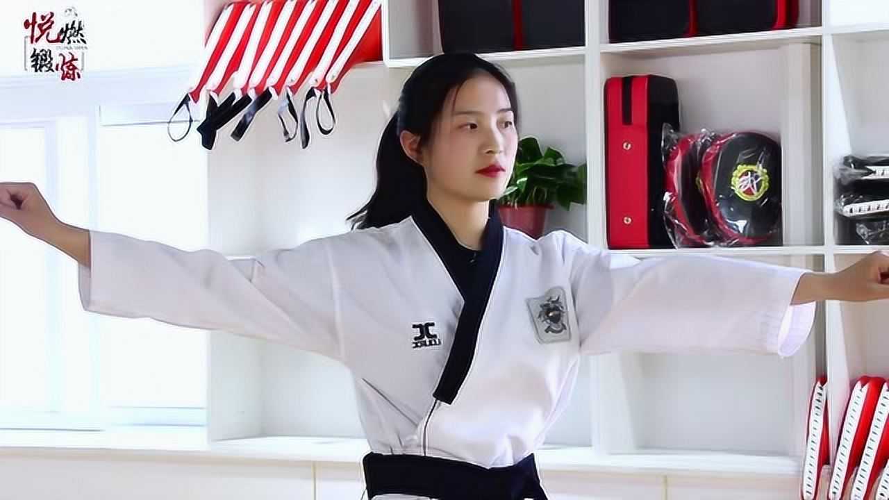 跆拳道中的中格挡要注意手部角度特别重要看一下老师的示范