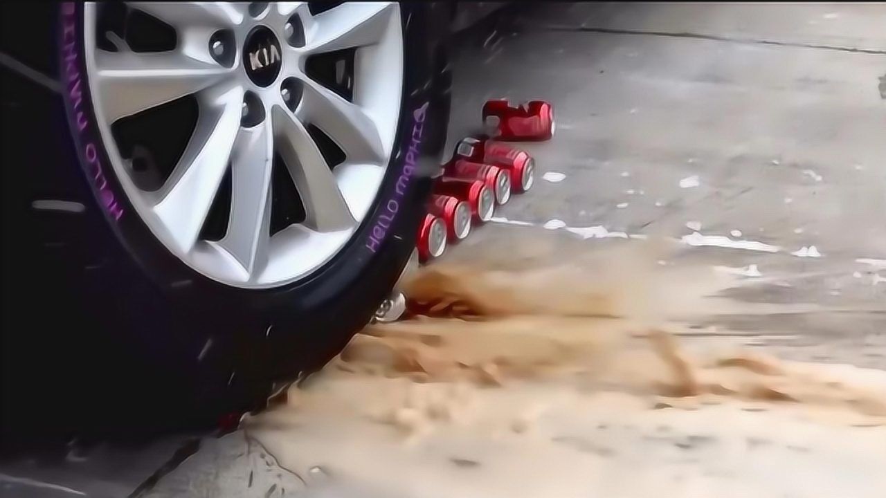 用汽车压的东西是什么样的?小伙带你看,汽车碾压时的慢镜头