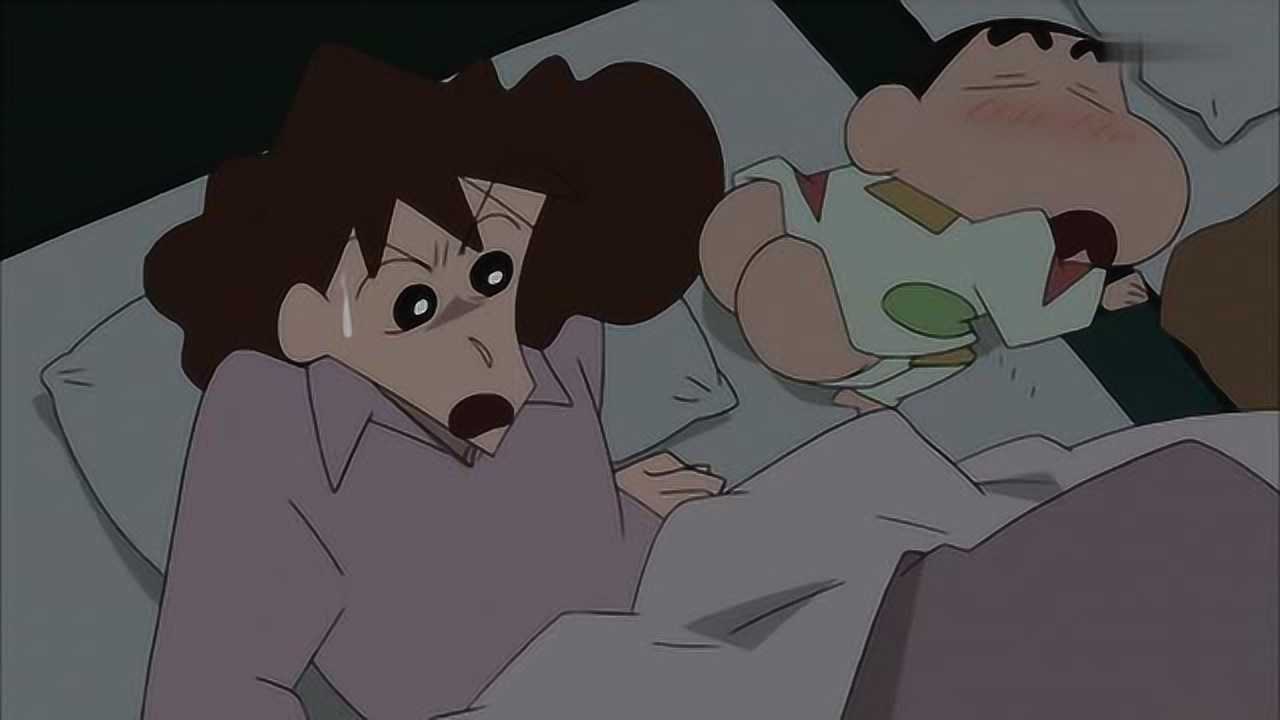 蜡笔小新小新睡觉把臀部放在了妈妈脸上可恨的是还放屁