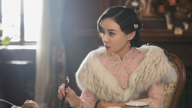 《老酒馆》袁姗姗复古妆slay全场:婉容娘娘旗袍秀