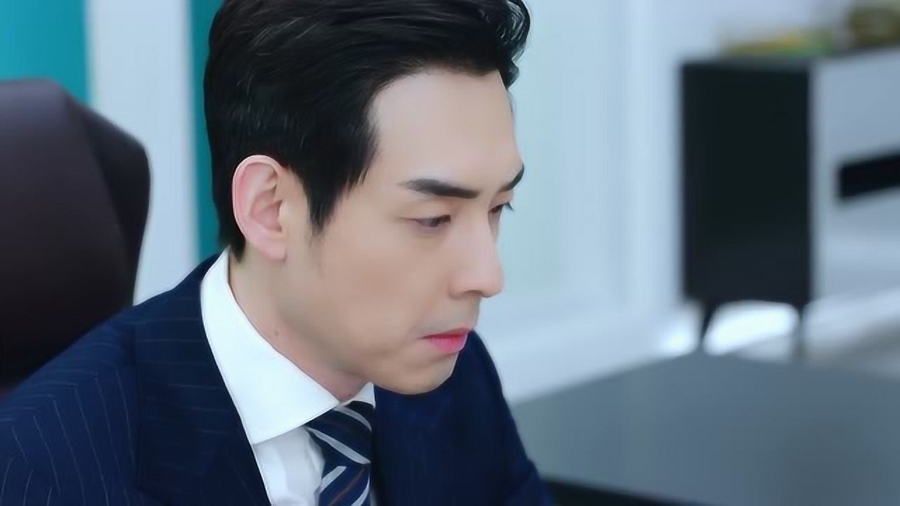 青阳喜滋滋地给了刘念一份策划案不料刘念长叹一口气推翻重做