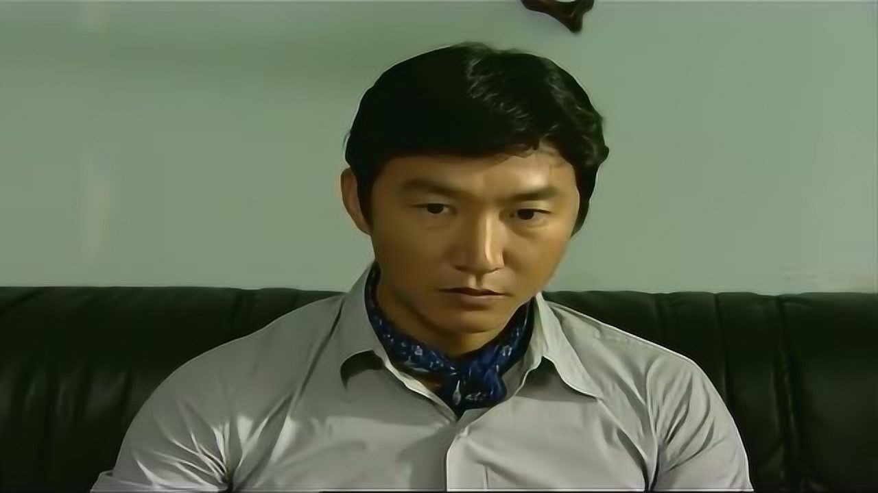 插翅难逃美女让豪哥为自己系扣子豪哥竟然害羞了