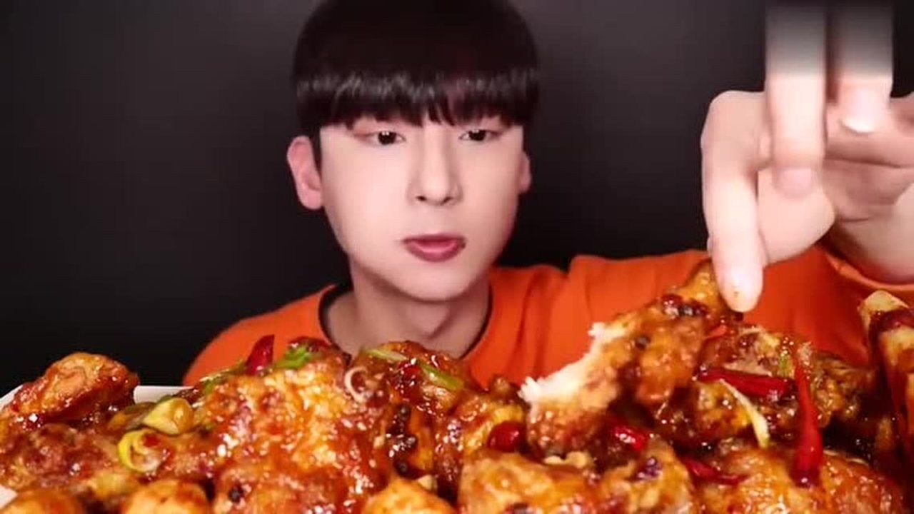 帅哥吃超级好吃的调味炸鸡腿鸡腿上面的酱汁看着就非常美味