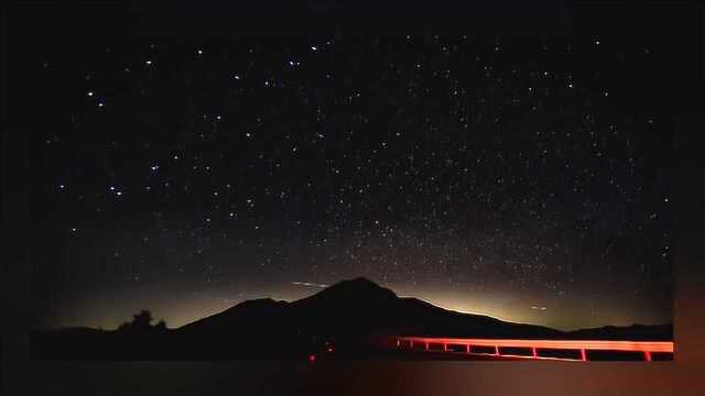 抬头仰望星空,夜空深邃依旧,群星灿烂