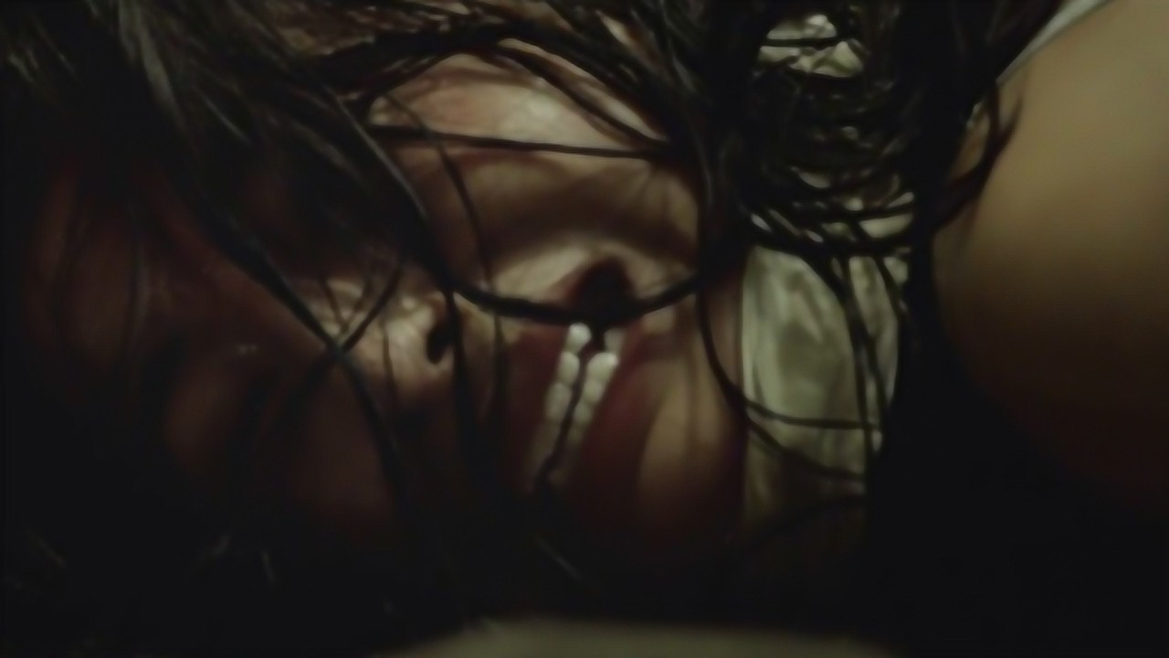 一个人竟能变态到这种程度！可怜这些女孩啊，18岁以下禁止观看