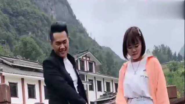 贵州山歌《情深义重连的浓》演唱:吴佳琪,美女帅哥唱的真带劲!