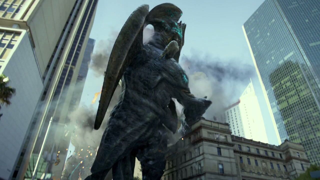 环太平洋:巨大怪兽瞬间摧毁城墙,城市大肆破坏,终被人类击败