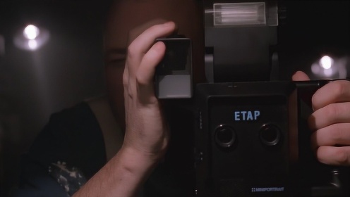 美剧《X档案》，男子拿出相机，却没想到拍出自己死后的照片