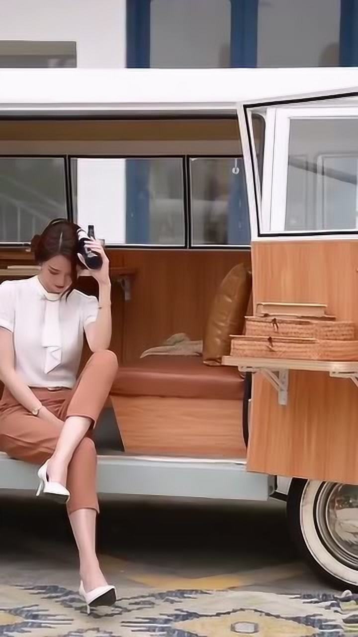 美女的每一个坐姿都好优雅你最喜欢哪一种