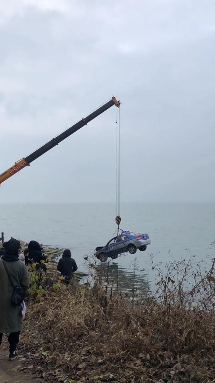 拍摄现场出租车在水里被吊起