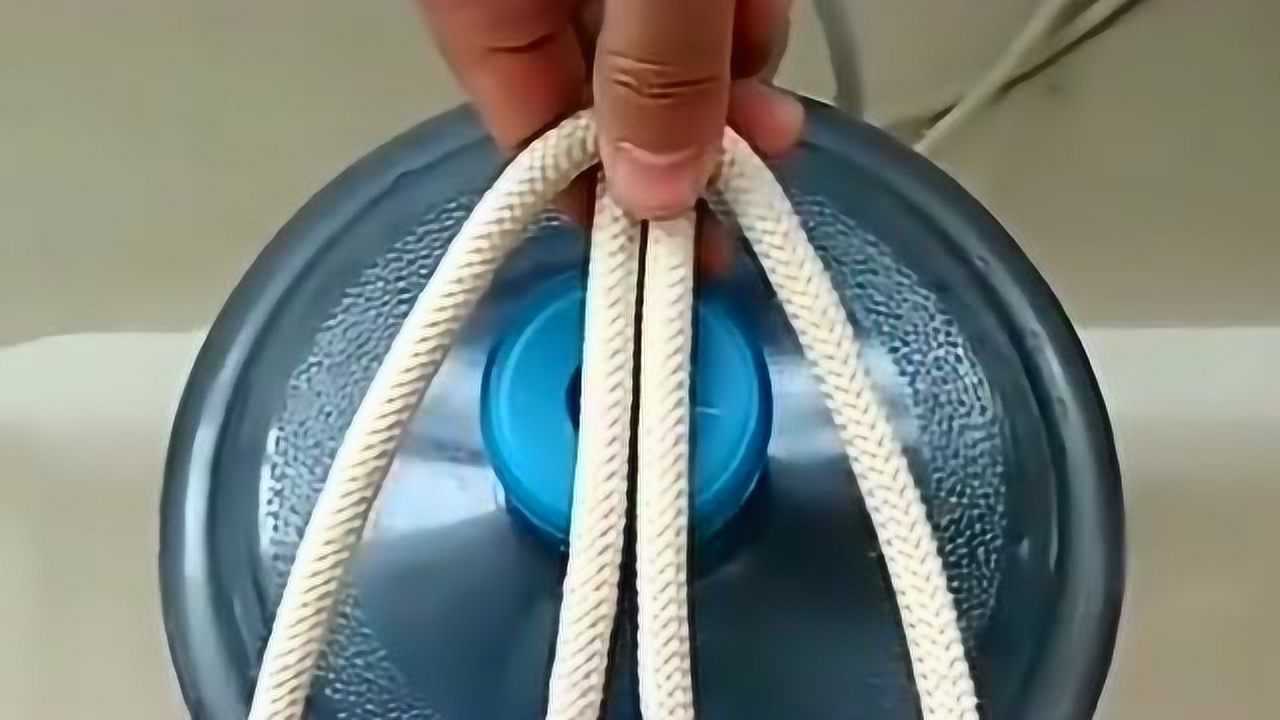 生活中实用的方法来了只要一根绳子轻松搬桶装水上楼