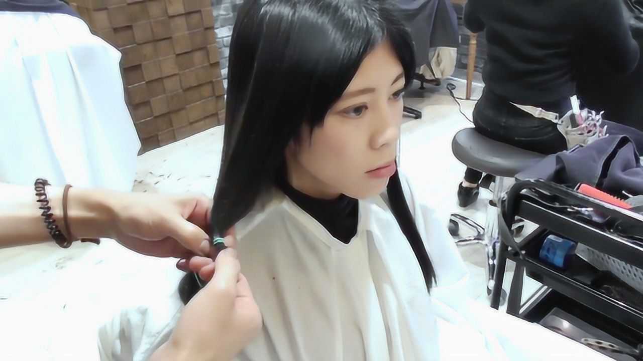 长发妹子终于下定决心剪短发,发型师直接剪超短,完全不一样