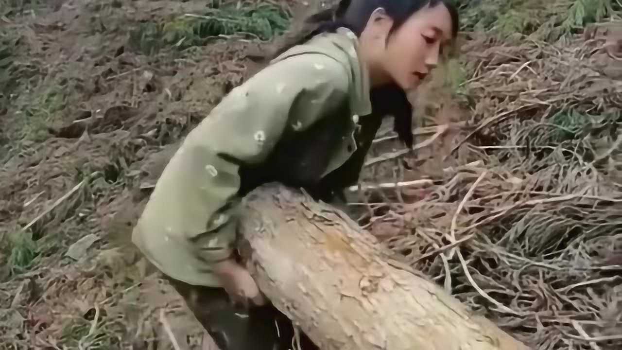 农村20岁的小姑娘一个人扛起一根木头真是女中豪杰
