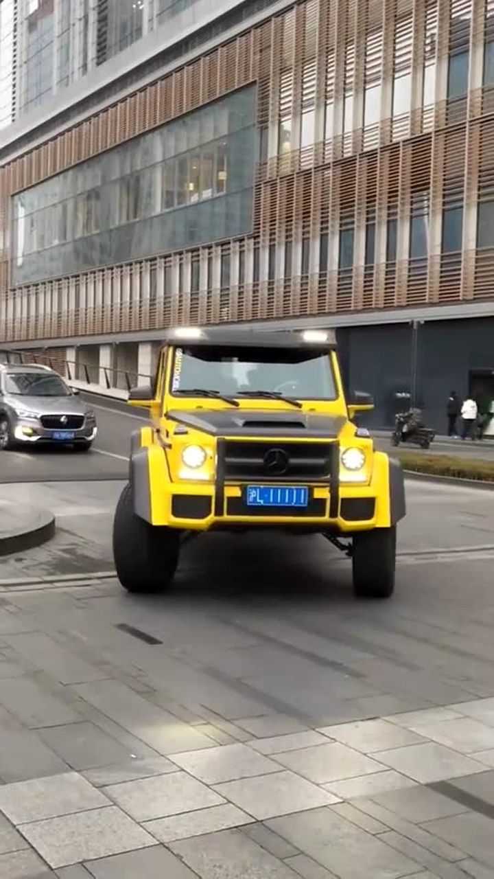 上海大佬开奔驰大g巡游太古里牌照能买好几套房