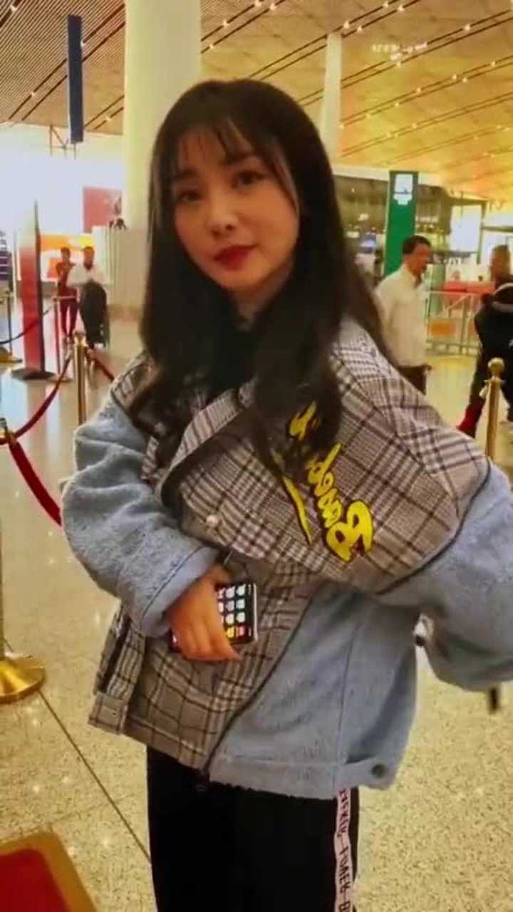 因为胸太大而烦恼的美女_腾讯视频