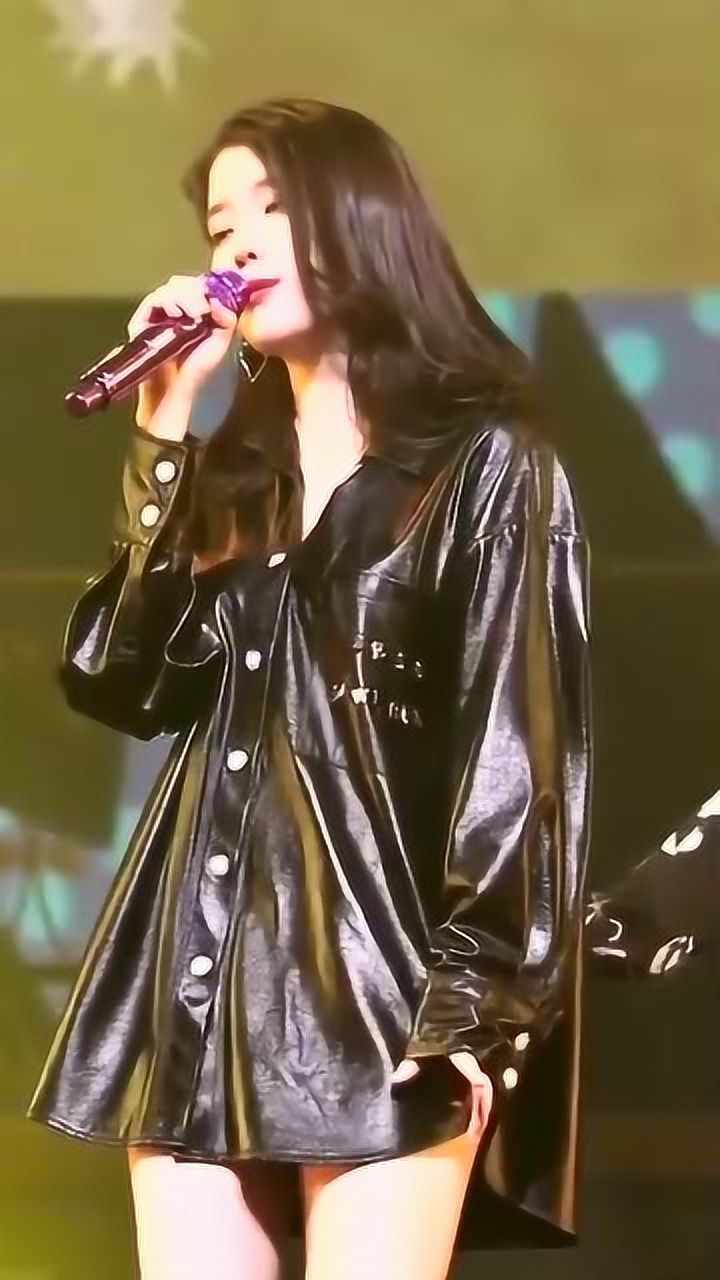 iu李知恩穿着男朋友的皮衣就上台了裤子都没穿