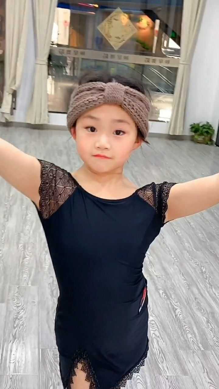 这小姑娘的肉肉也太好看了吧,小脸胖嘟嘟的!