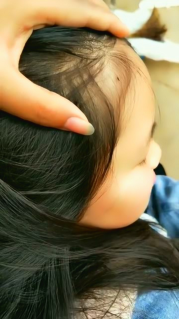 熊孩子你多久没洗头呀,头上怎么长虫子啦!