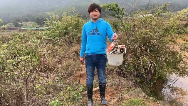 蒙奇奇去山上捡垃圾 五分钟就捡了一大桶农药瓶子 但是个人的力量实在有限