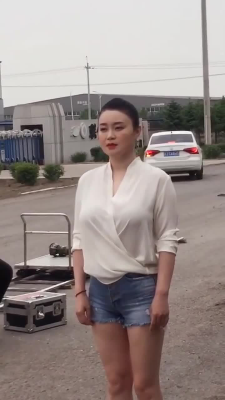 本山传媒最美的女艺人关婷娜,你们认识她吗