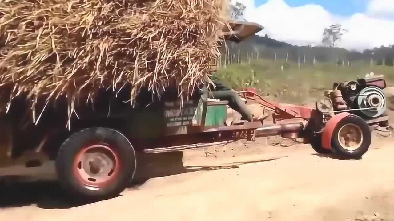 拉了满满的一车稻草手扶拖拉机老司机这操作厉害了